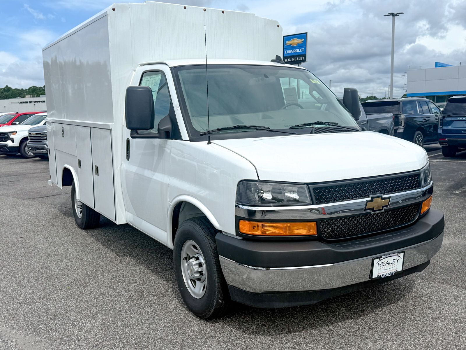 Photo view of 2025 Chevrolet Express Commercial Cutaway in White