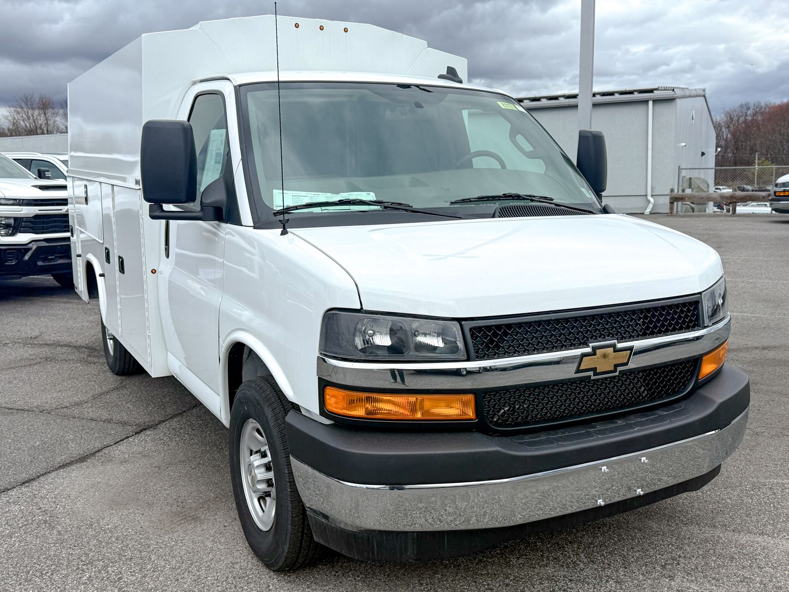 Photo view of 2025 Chevrolet Express Commercial Cutaway in White