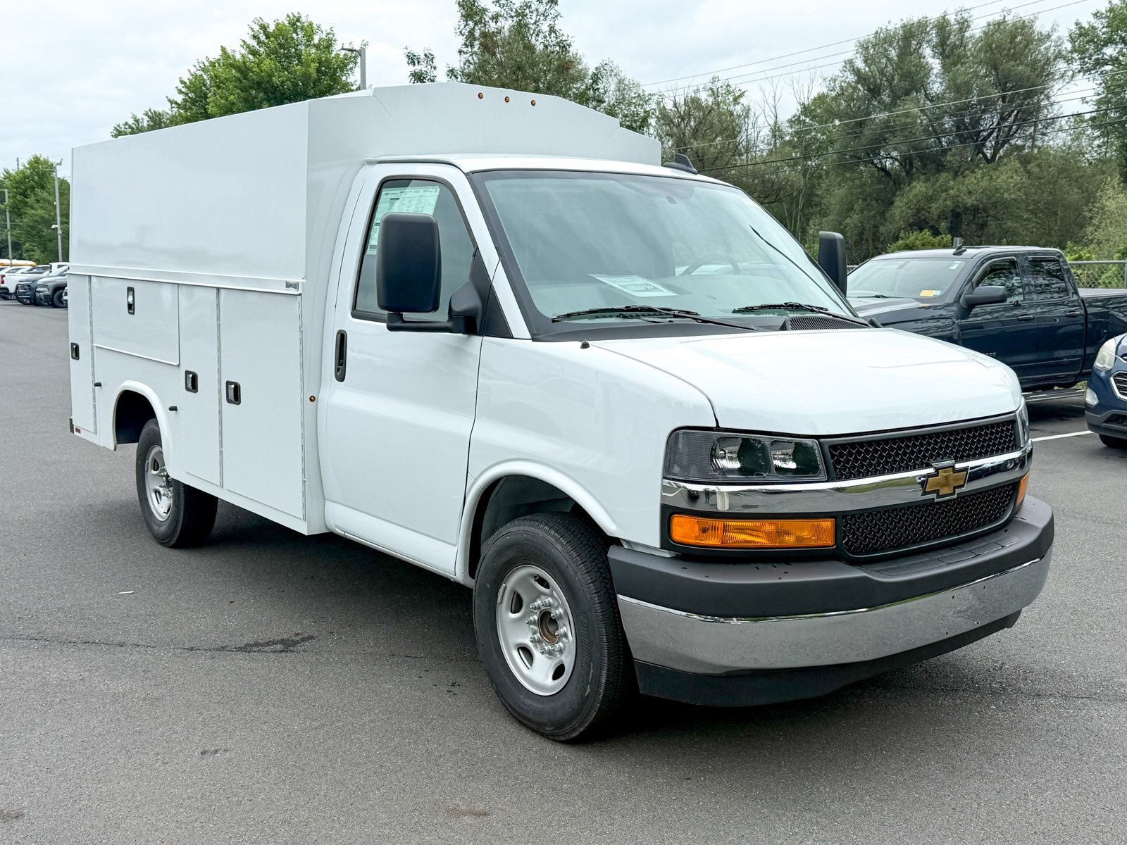 Photo view of 2025 Chevrolet Express Commercial Cutaway in White
