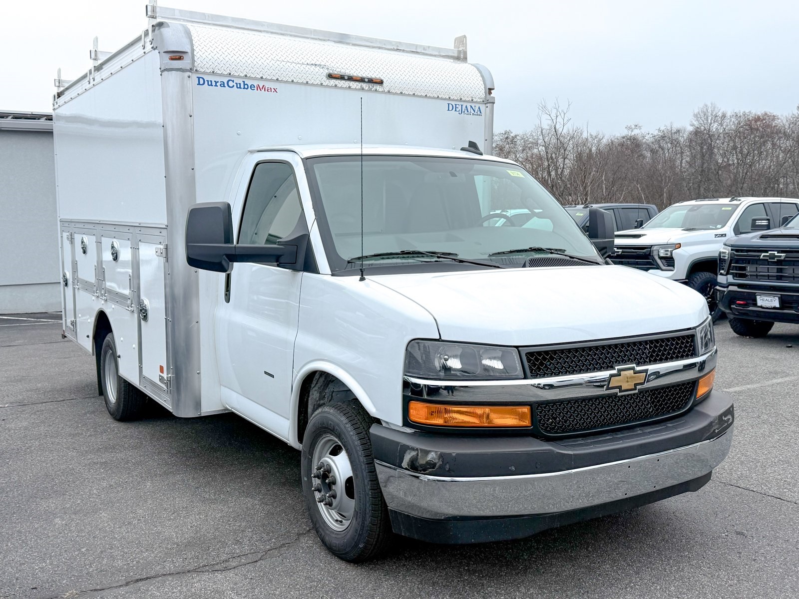 Photo view of 2025 Chevrolet Express Commercial Cutaway in White