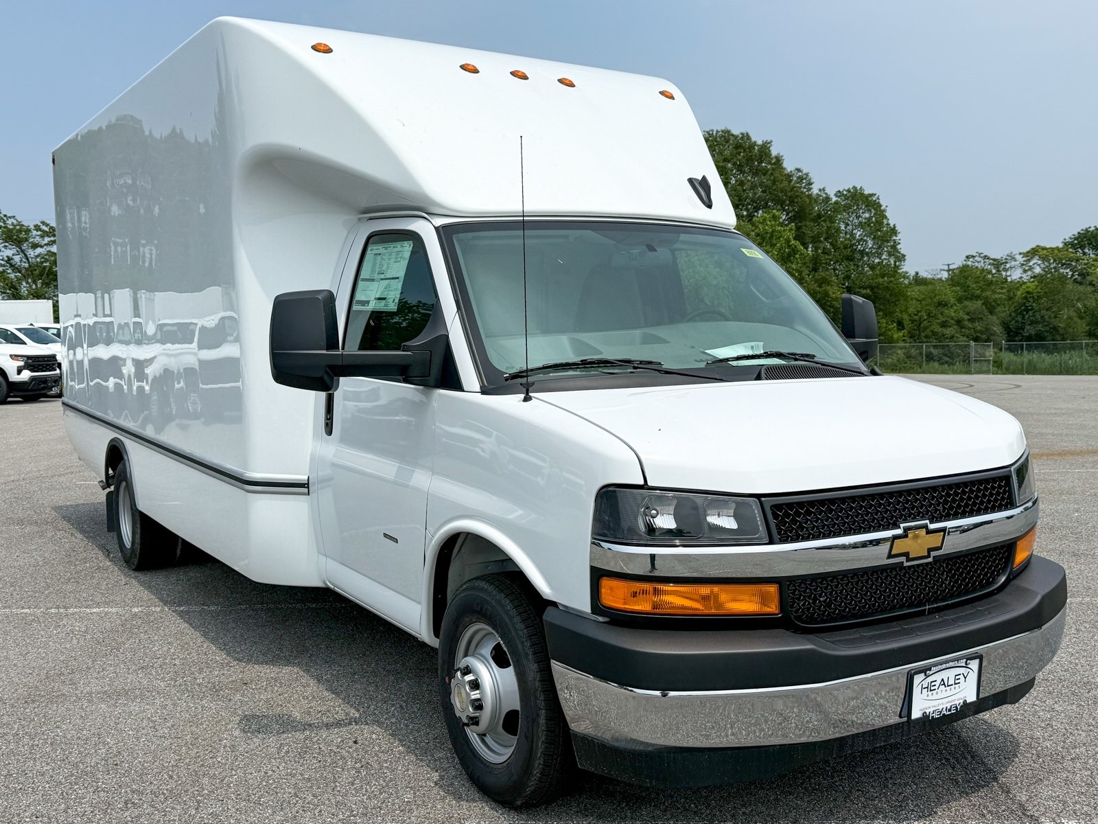 Photo view of 2025 Chevrolet Express Commercial Cutaway in White