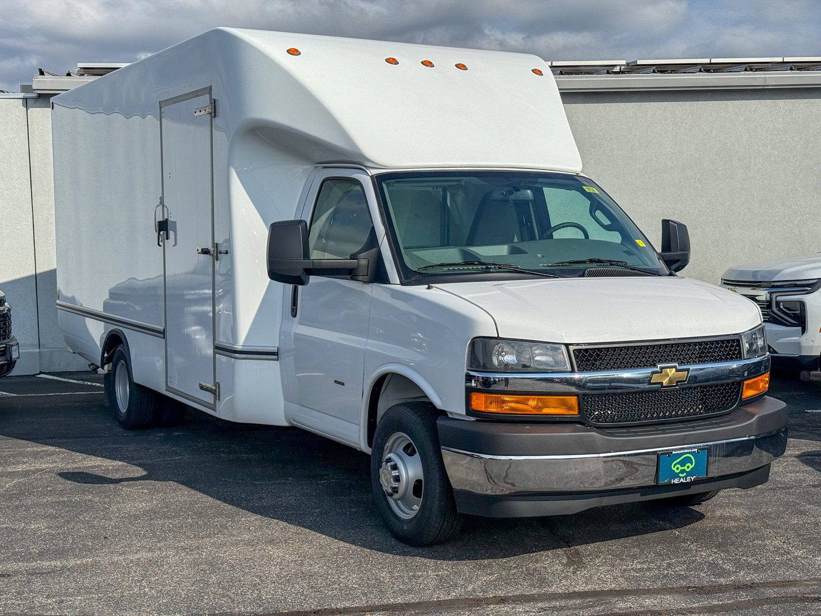 Photo view of 2026 Chevrolet Express Commercial Cutaway in White