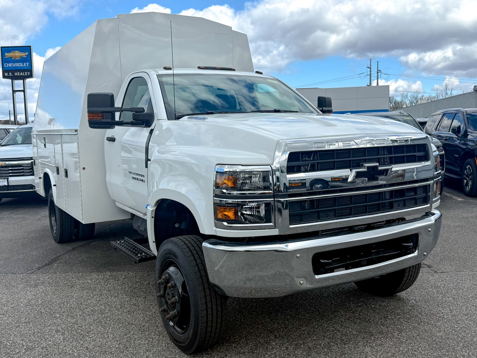 Photo view of 2025 Chevrolet Silverado MD in White
