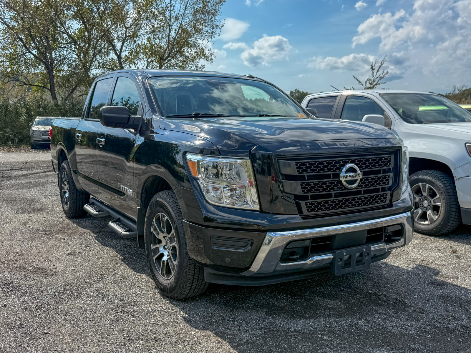 Photo view of 2021 Nissan Titan in Black