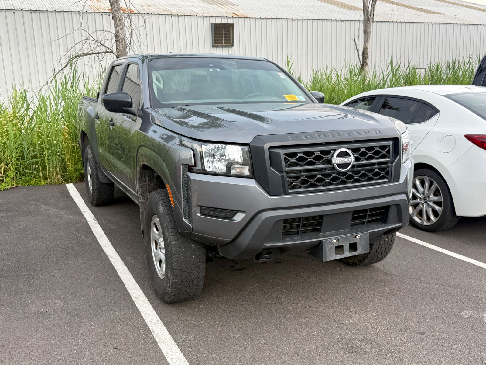 Photo view of 2023 Nissan Frontier in Gray
