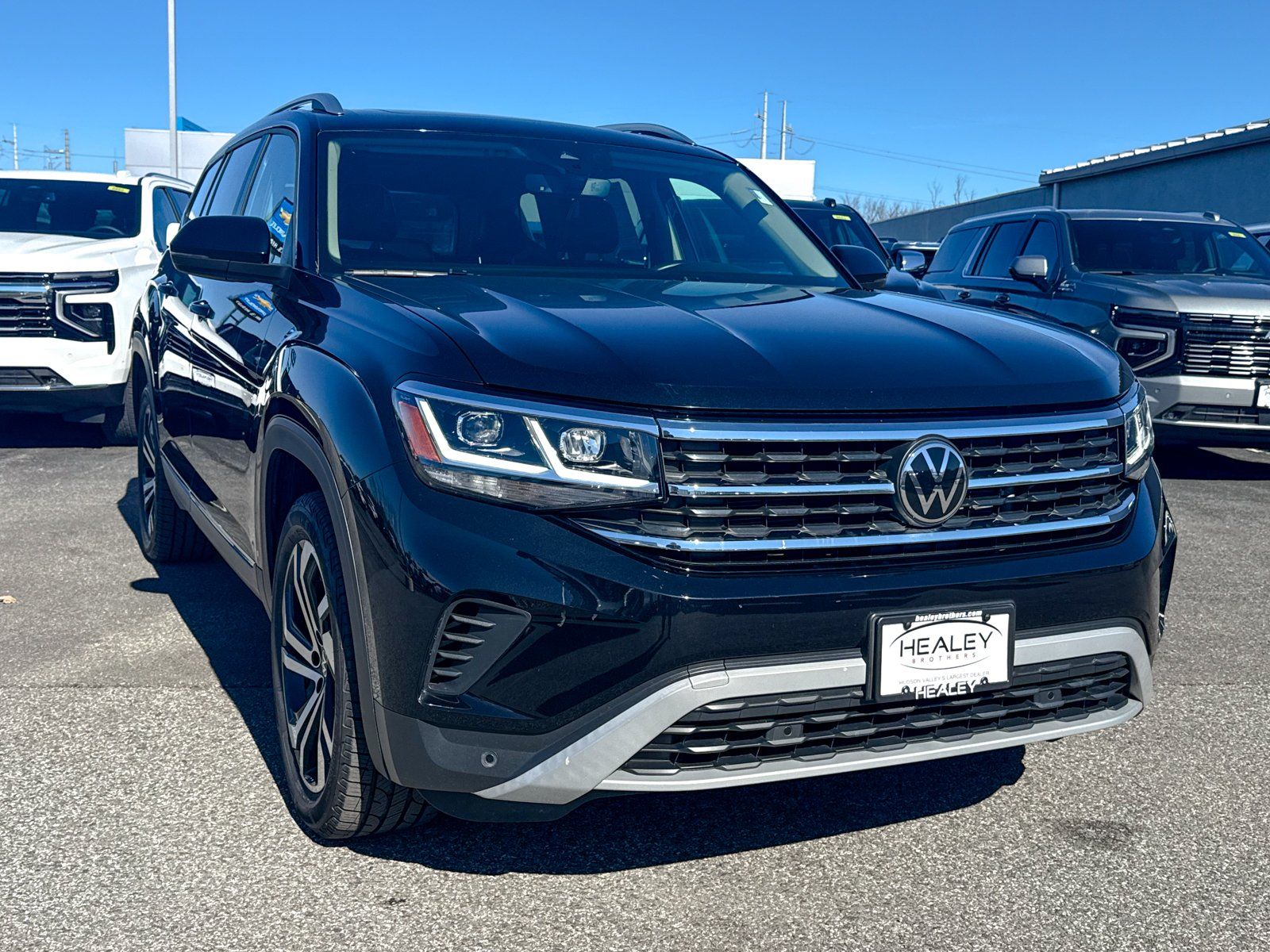 Photo view of 2023 Volkswagen Atlas in Black