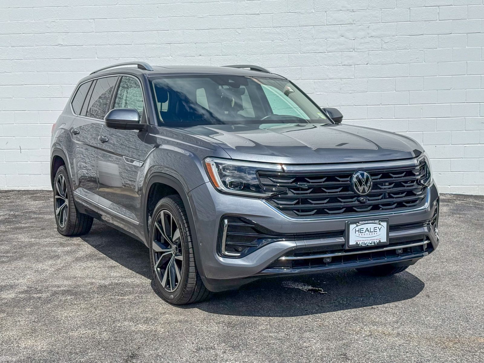 Photo view of 2024 Volkswagen Atlas in Gray