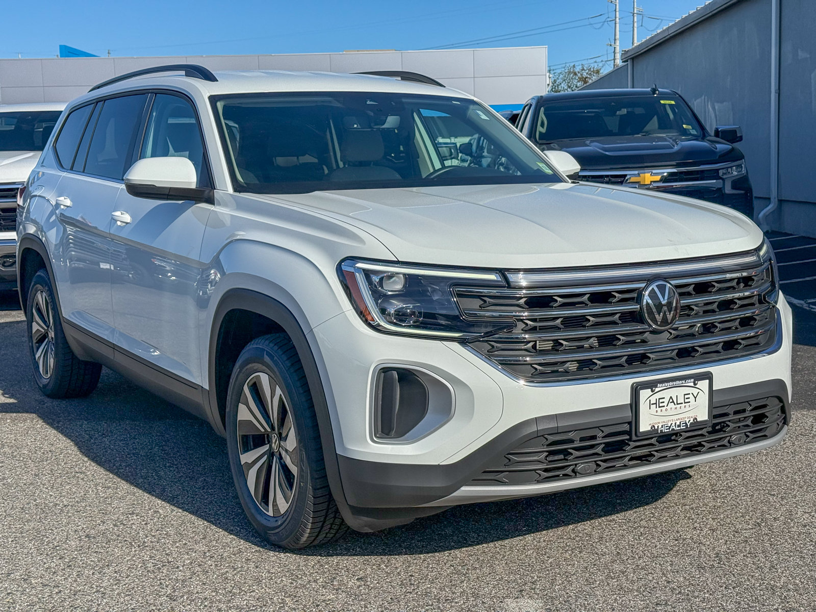 Photo view of 2024 Volkswagen Atlas in White