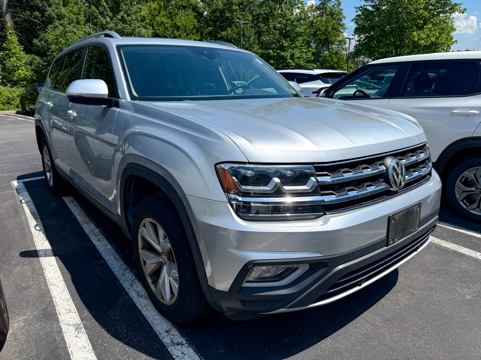 Photo view of 2018 Volkswagen Atlas in Silver