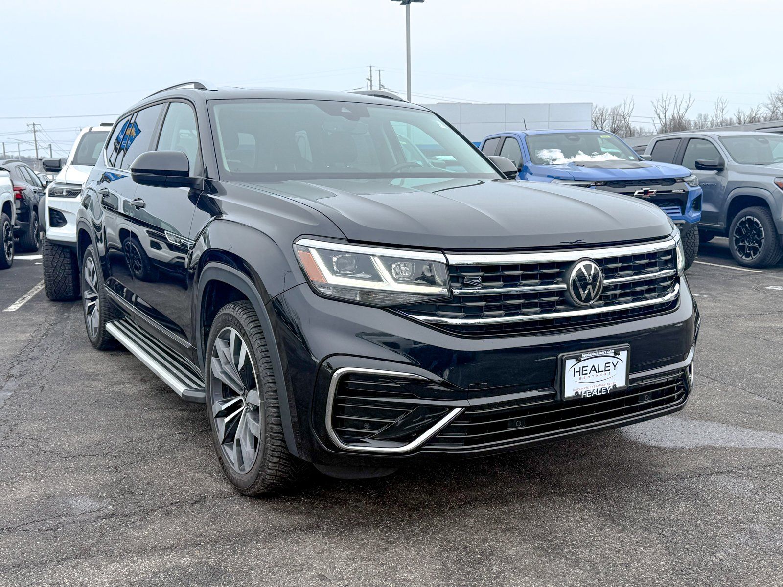 Photo view of 2021 Volkswagen Atlas in Black