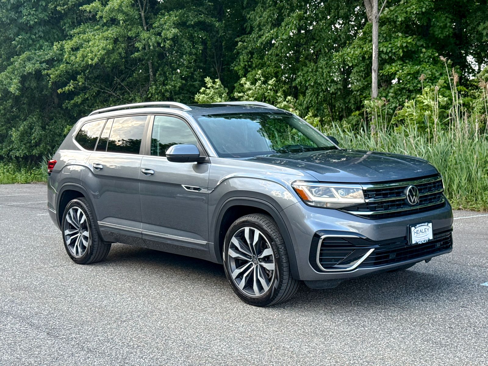 Photo view of 2021 Volkswagen Atlas in Gray