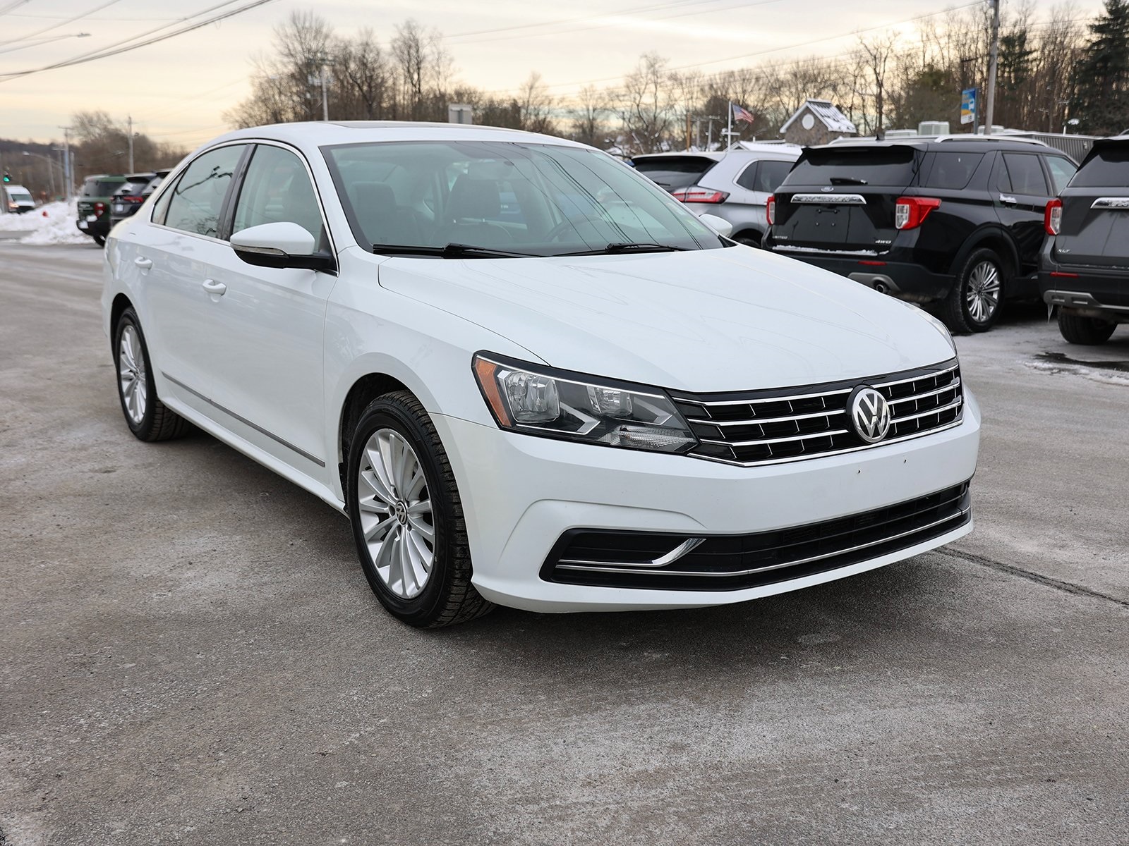 Photo view of 2016 Volkswagen Passat in White