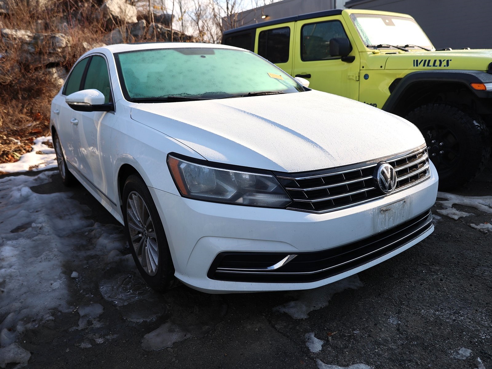 Photo view of 2016 Volkswagen Passat in White