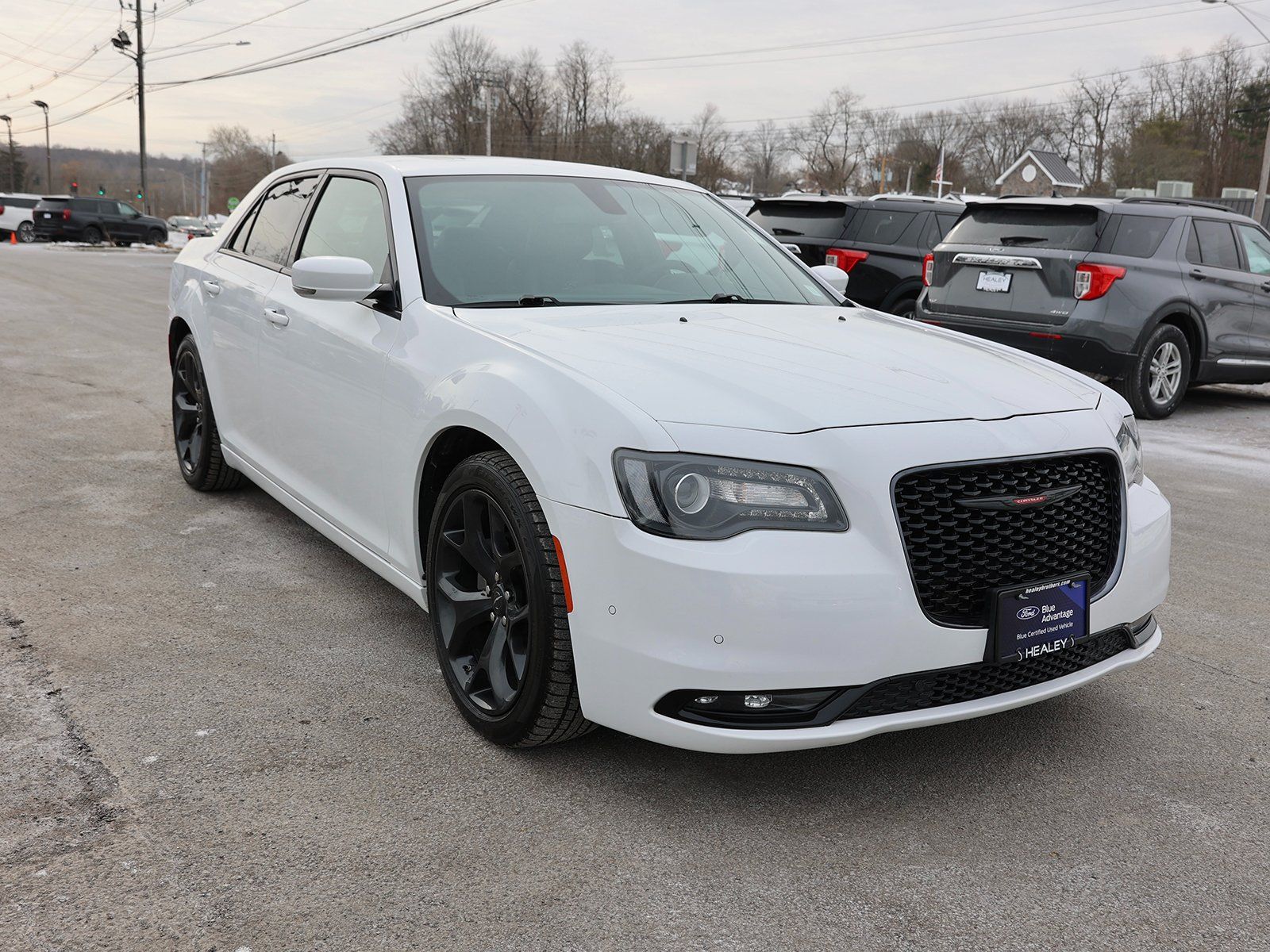 Photo view of 2022 Chrysler 300 in White