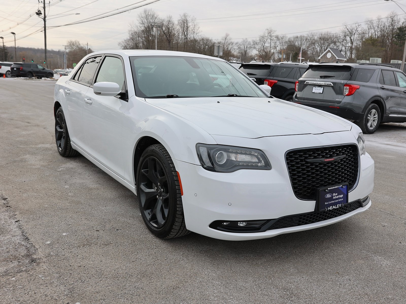 Photo view of 2022 Chrysler 300 in White