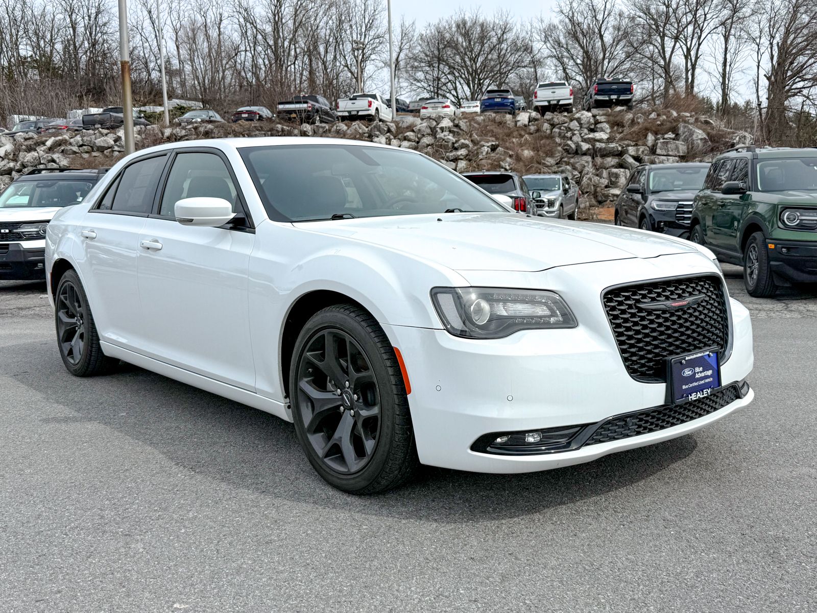 Photo view of 2022 Chrysler 300 in White