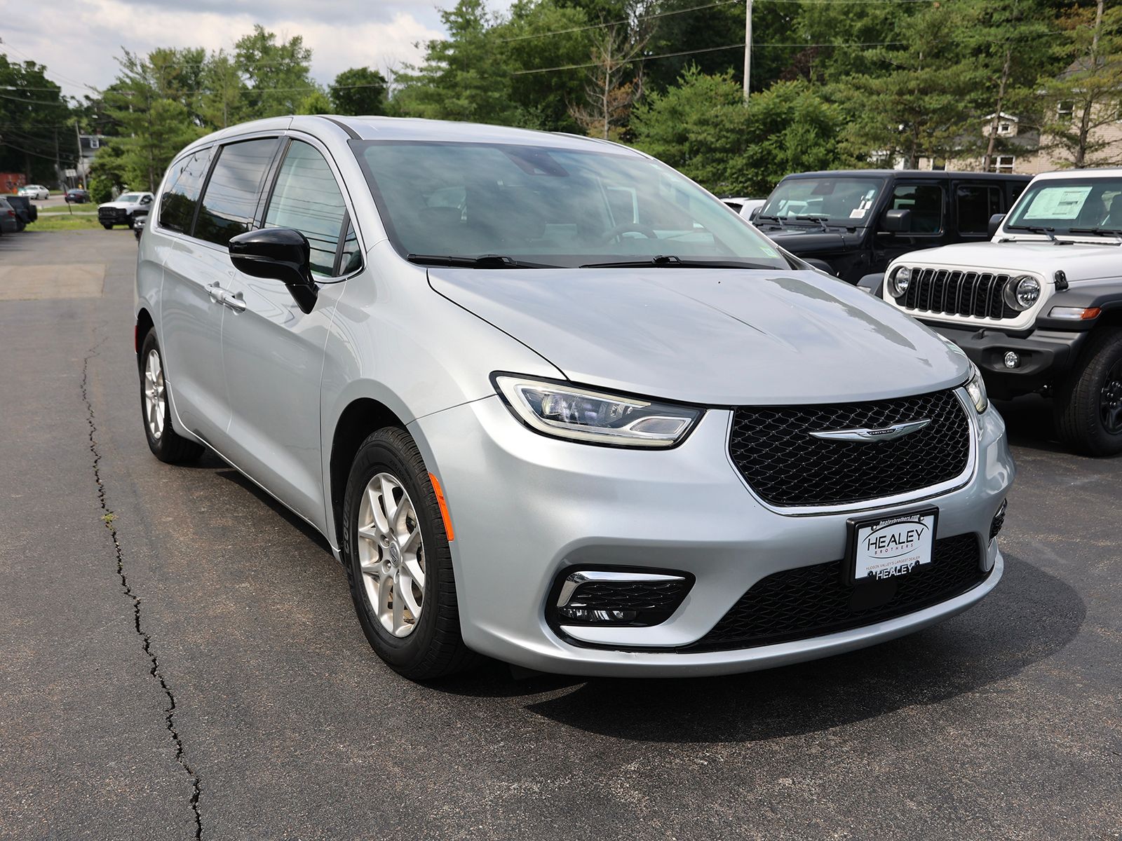 Photo view of 2024 Chrysler Pacifica in Silver