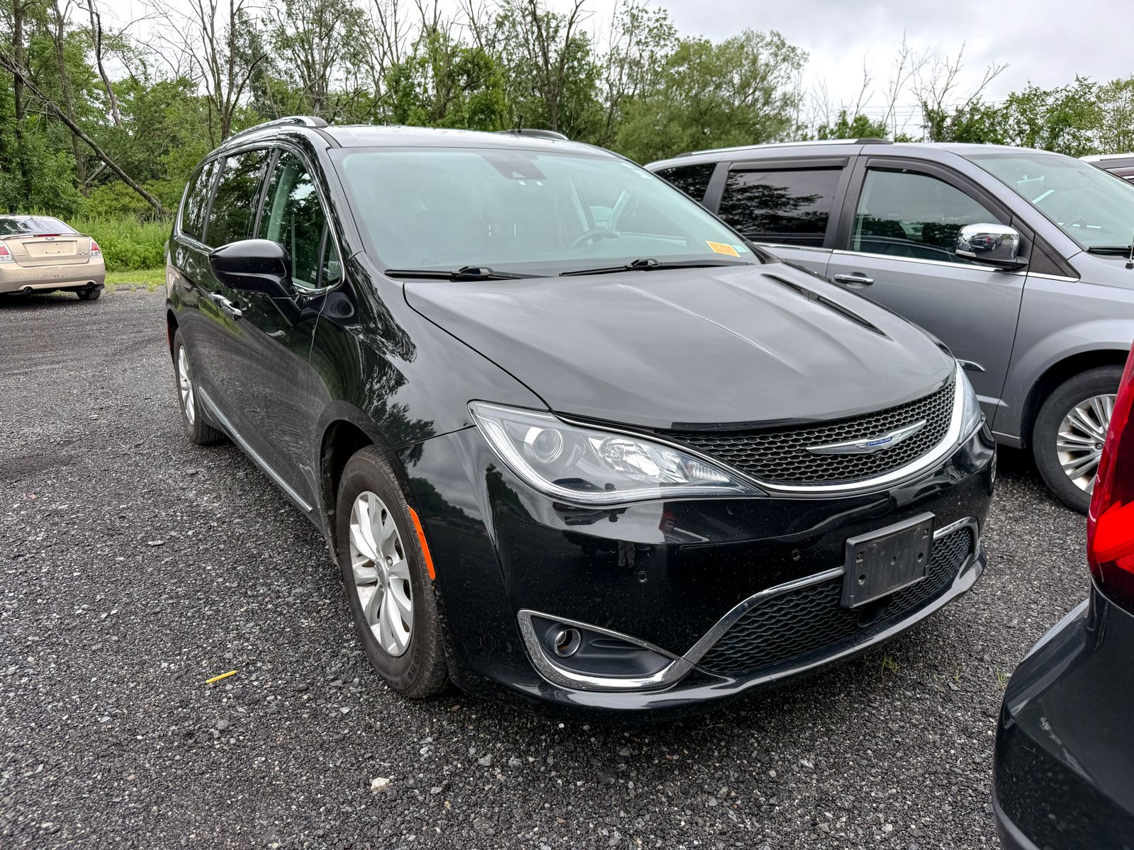 Photo view of 2018 Chrysler Pacifica in Black