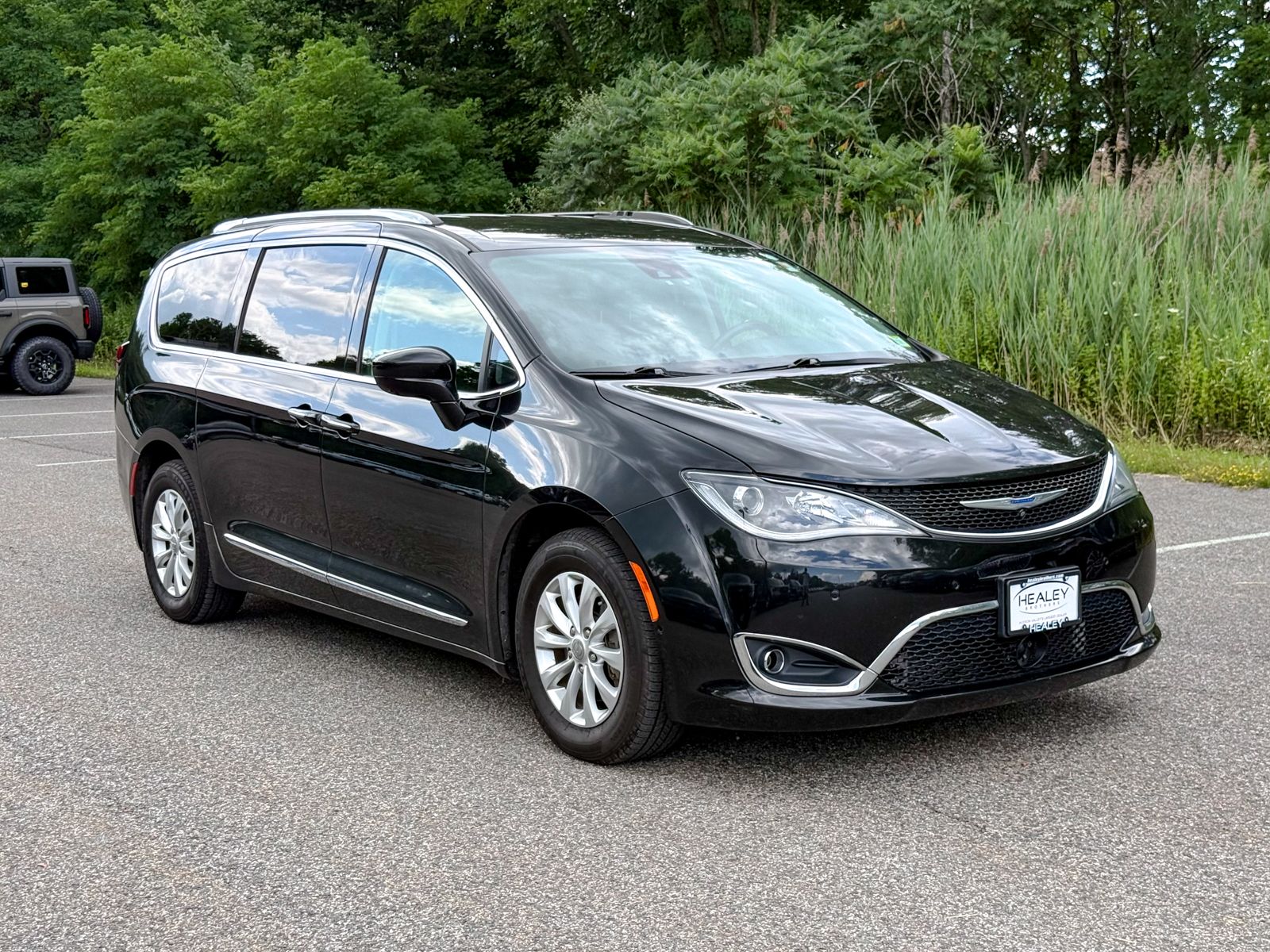 Photo view of 2018 Chrysler Pacifica in Black