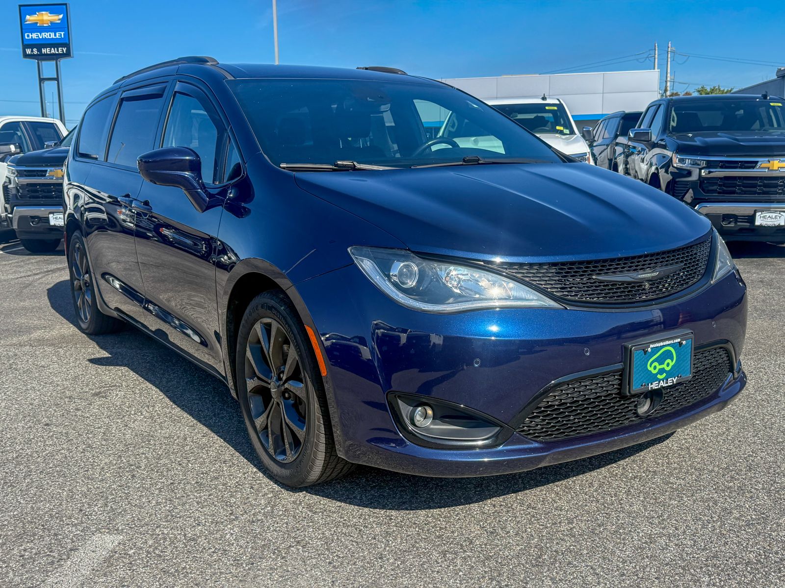 Photo view of 2020 Chrysler Pacifica in Blue