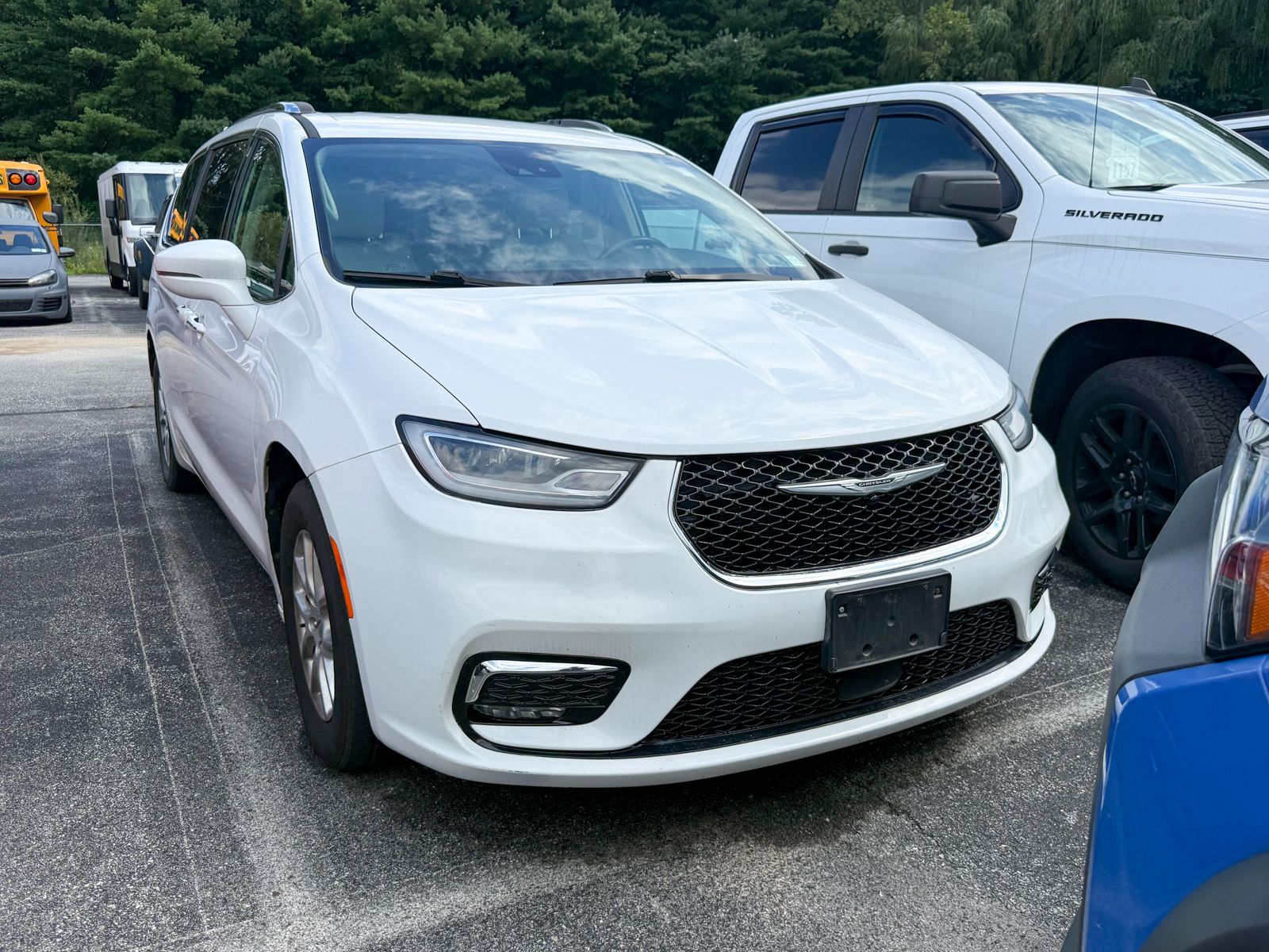 Photo view of 2021 Chrysler Pacifica in White