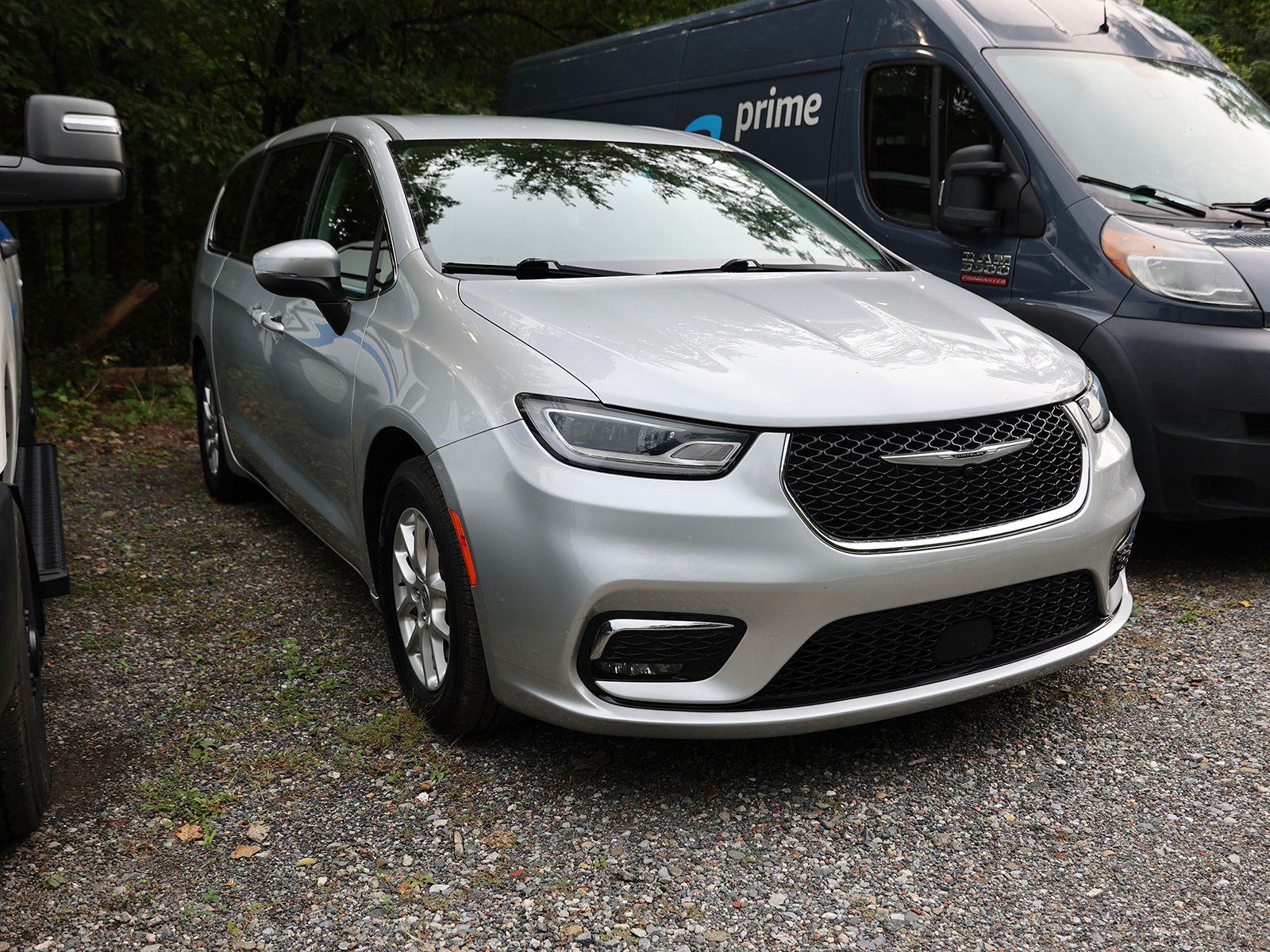 Photo view of 2023 Chrysler Pacifica in Silver