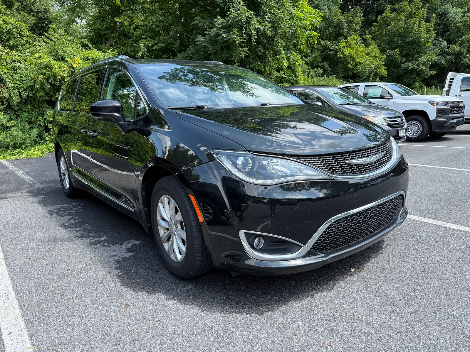 Photo view of 2018 Chrysler Pacifica in Black