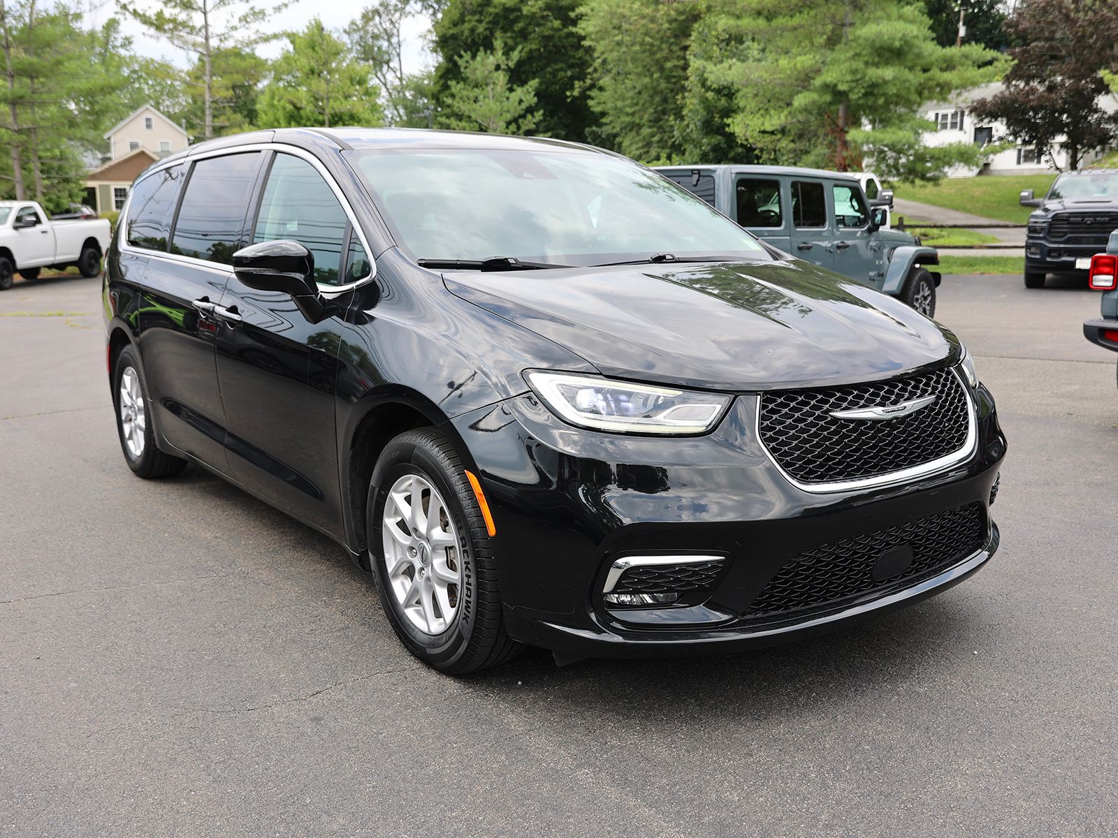 Photo view of 2024 Chrysler Pacifica in Black
