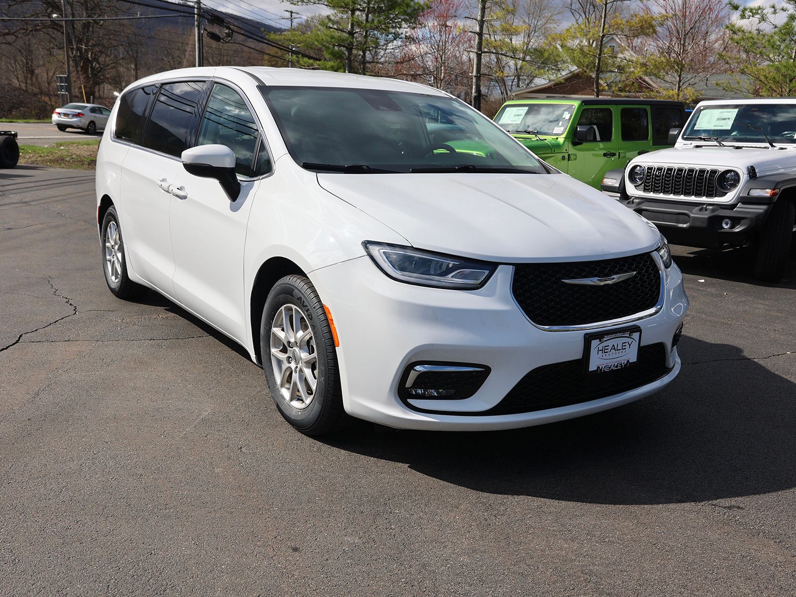 Photo view of 2023 Chrysler Pacifica in White
