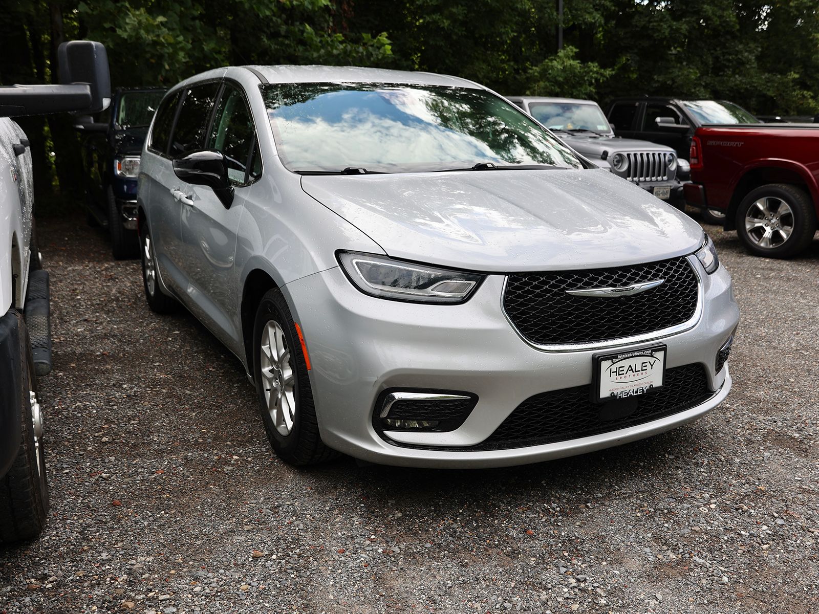 Photo view of 2024 Chrysler Pacifica in Silver