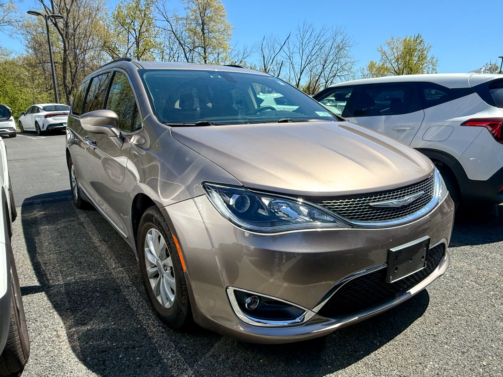 Photo view of 2017 Chrysler Pacifica in Gray