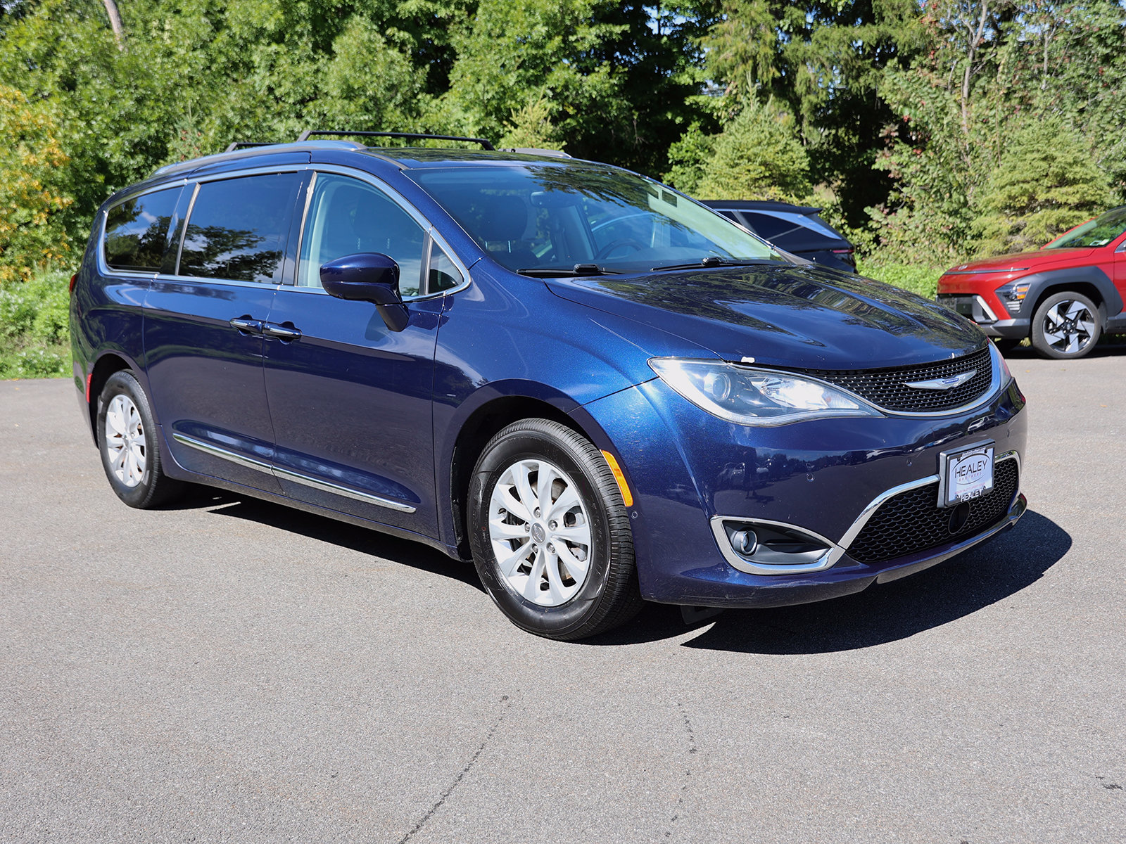 Photo view of 2019 Chrysler Pacifica in Blue