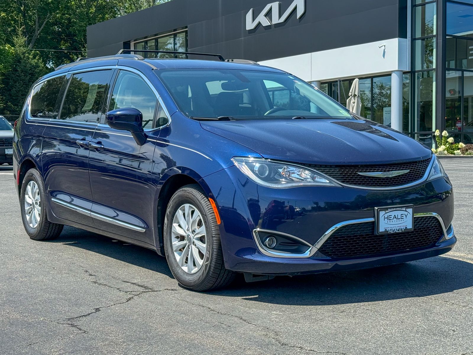 Photo view of 2017 Chrysler Pacifica in Blue