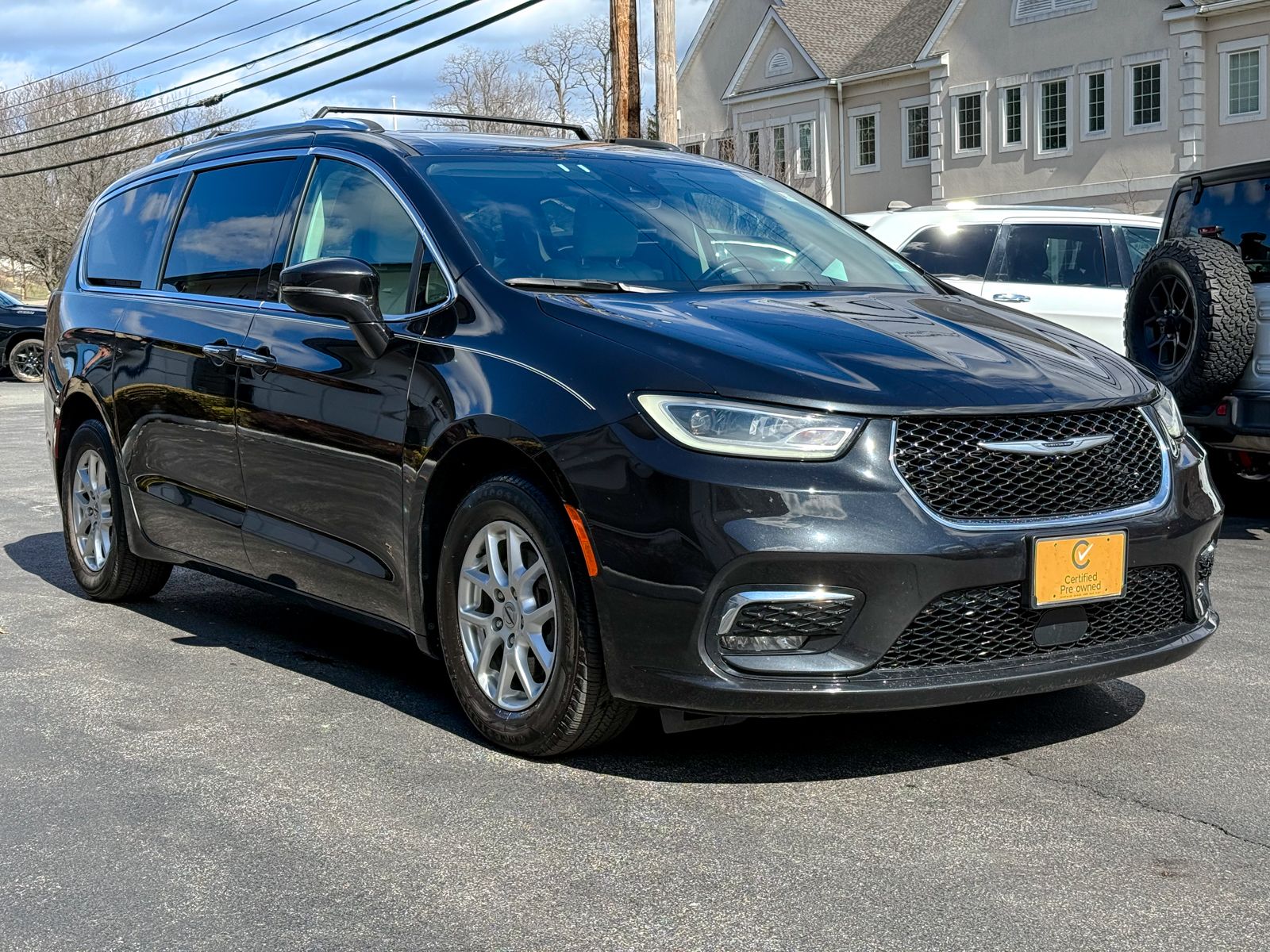 Photo view of 2021 Chrysler Pacifica in Black