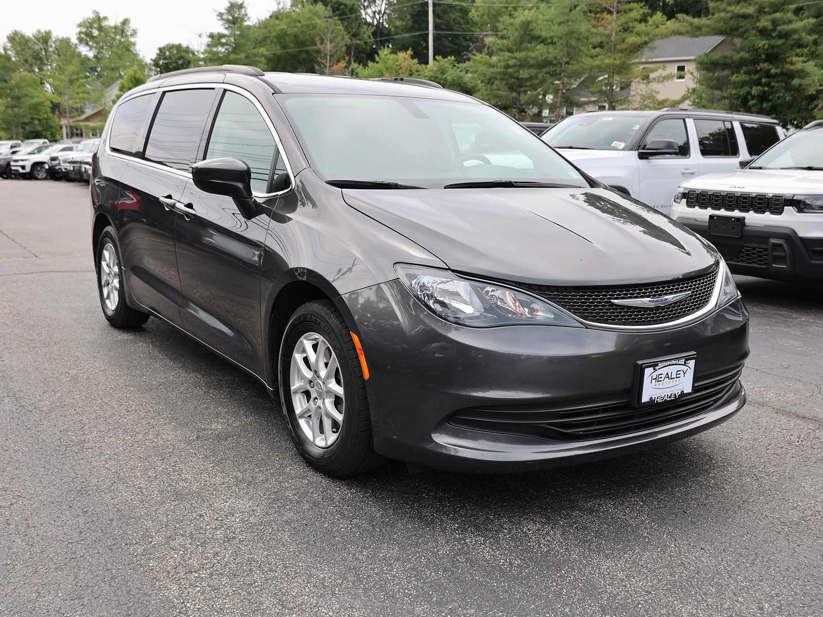 Photo view of 2020 Chrysler Voyager in Gray