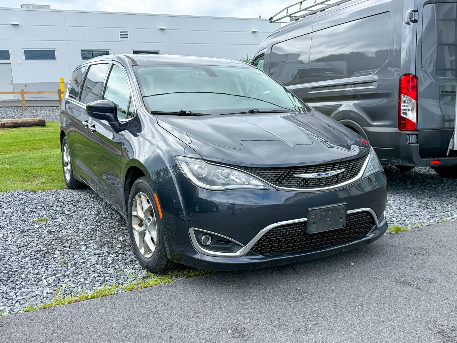 Photo view of 2019 Chrysler Pacifica in Gray