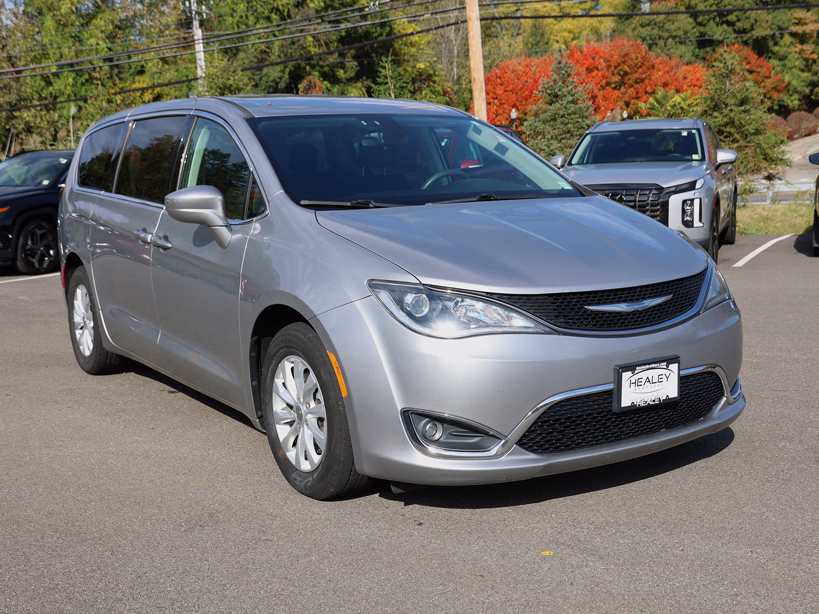 Photo view of 2018 Chrysler Pacifica in Silver