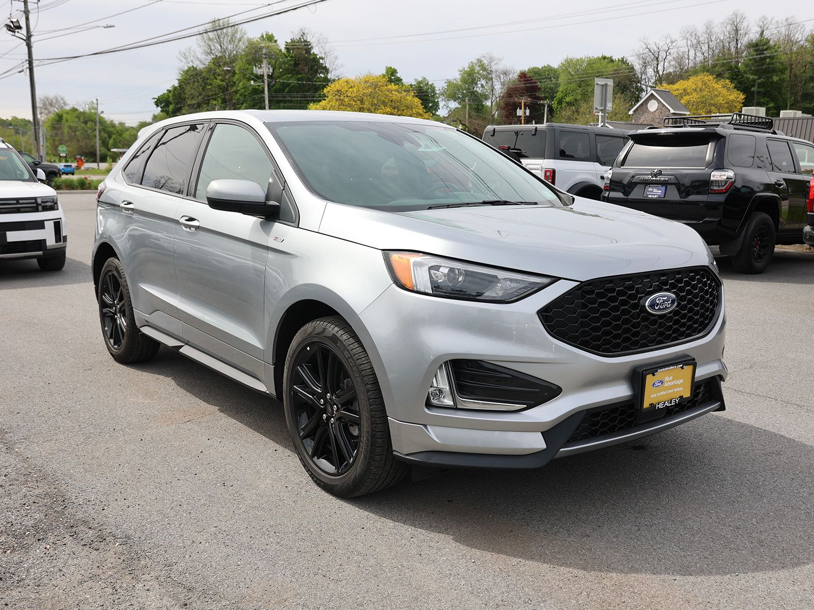Photo view of 2024 Ford Edge in Black