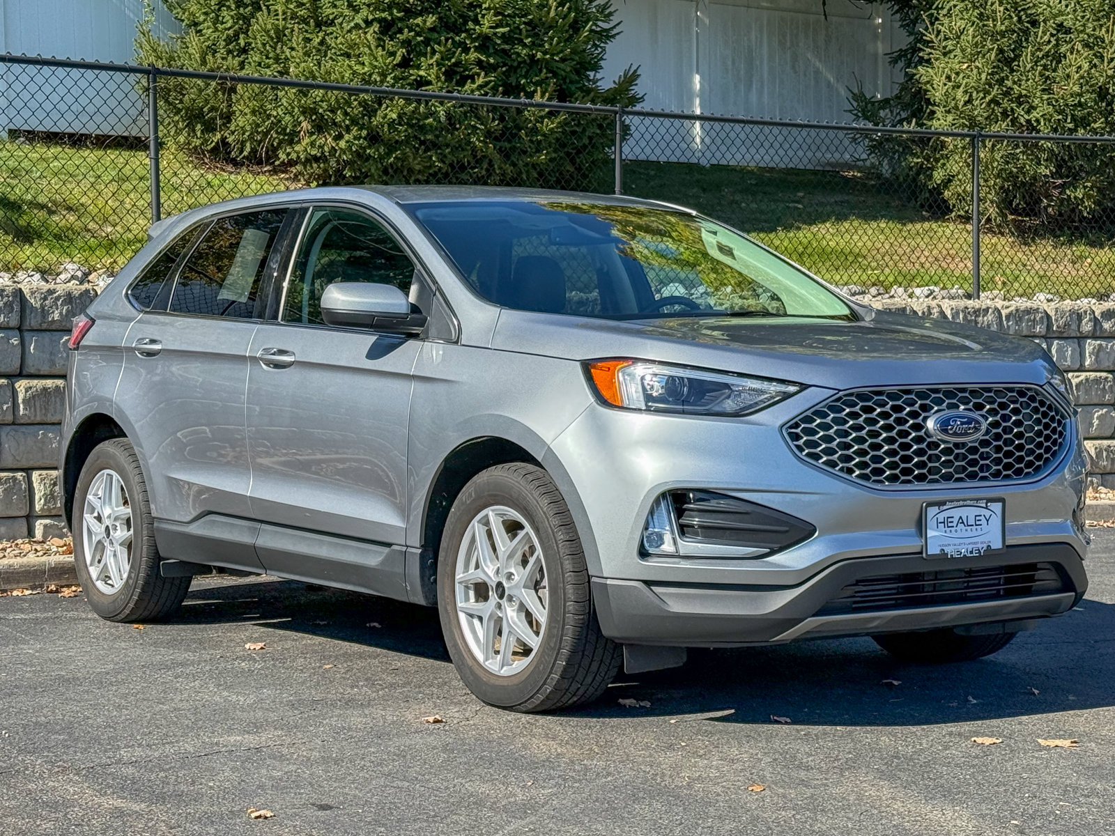 Photo view of 2024 Ford Edge in Silver