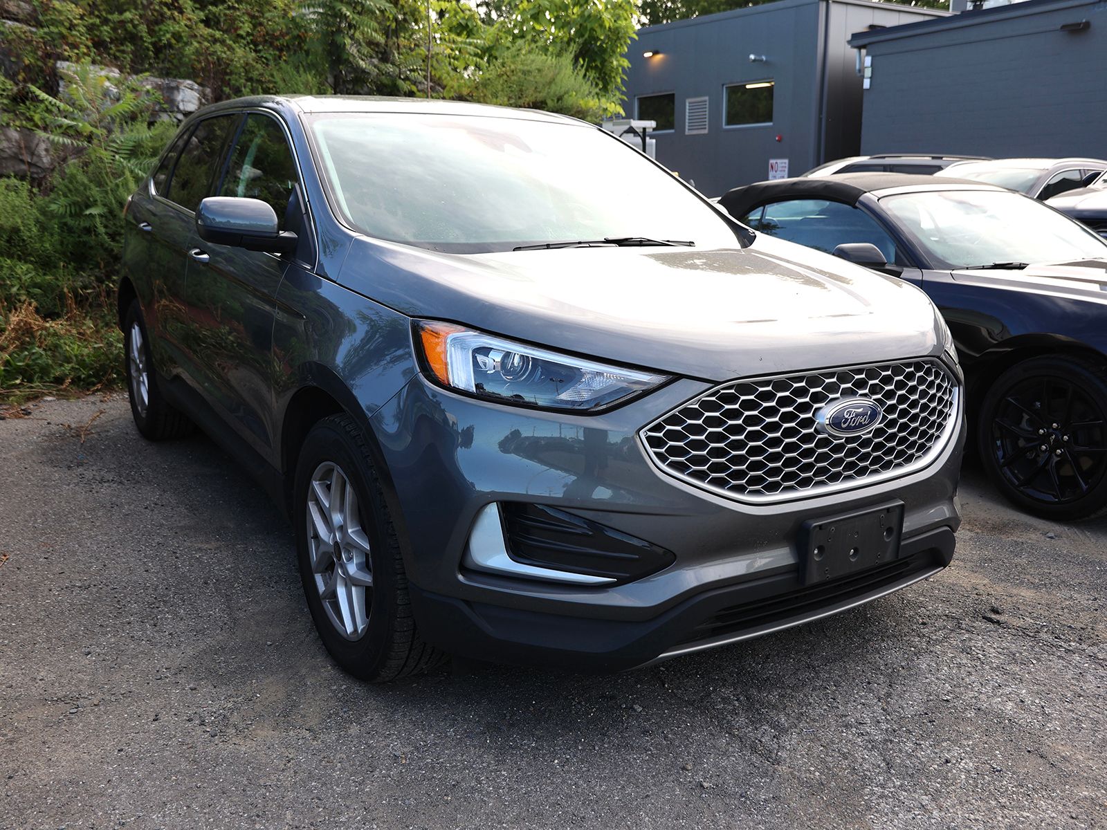 Photo view of 2024 Ford Edge in Gray