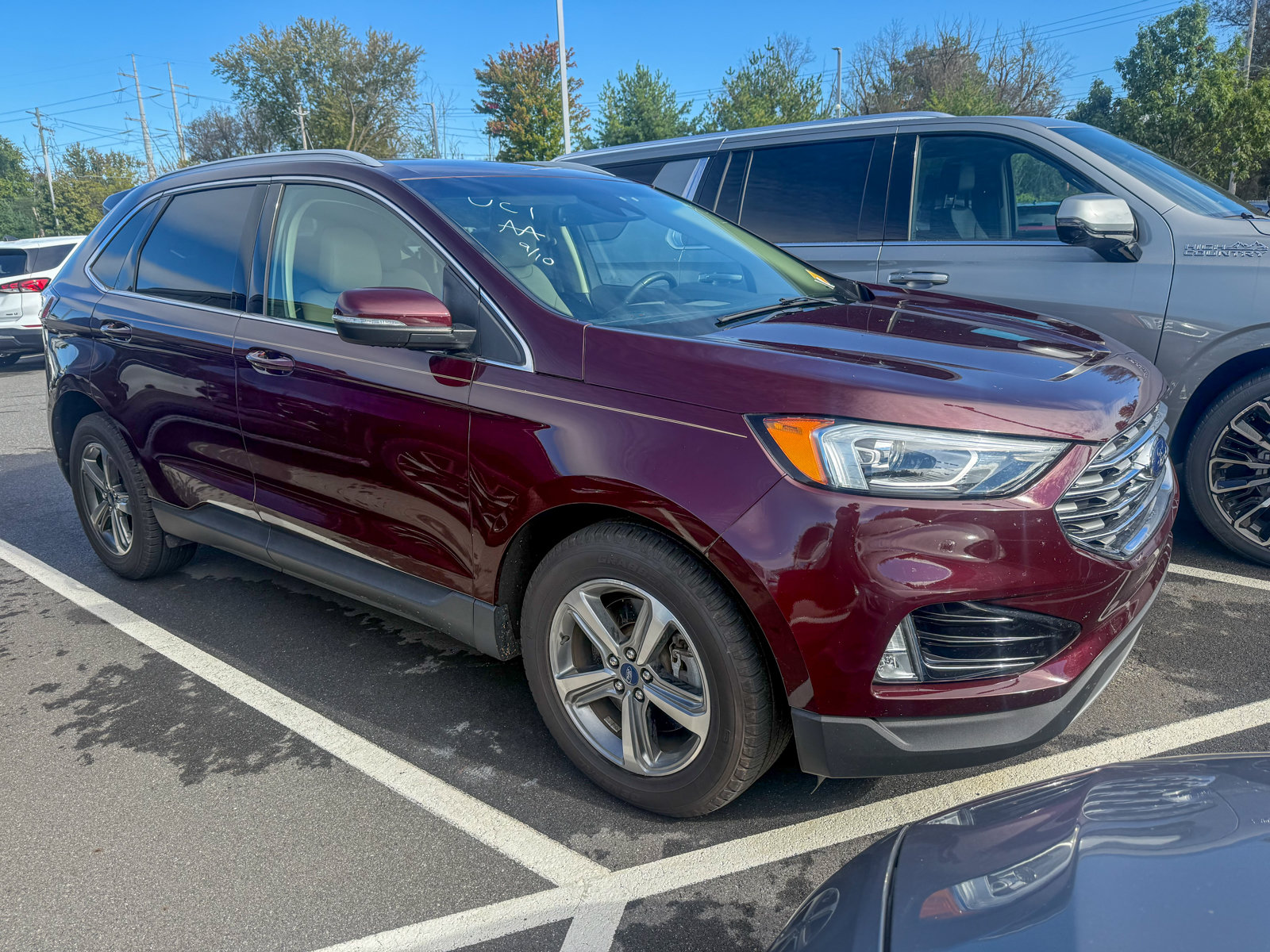 Photo view of 2020 Ford Edge in Red