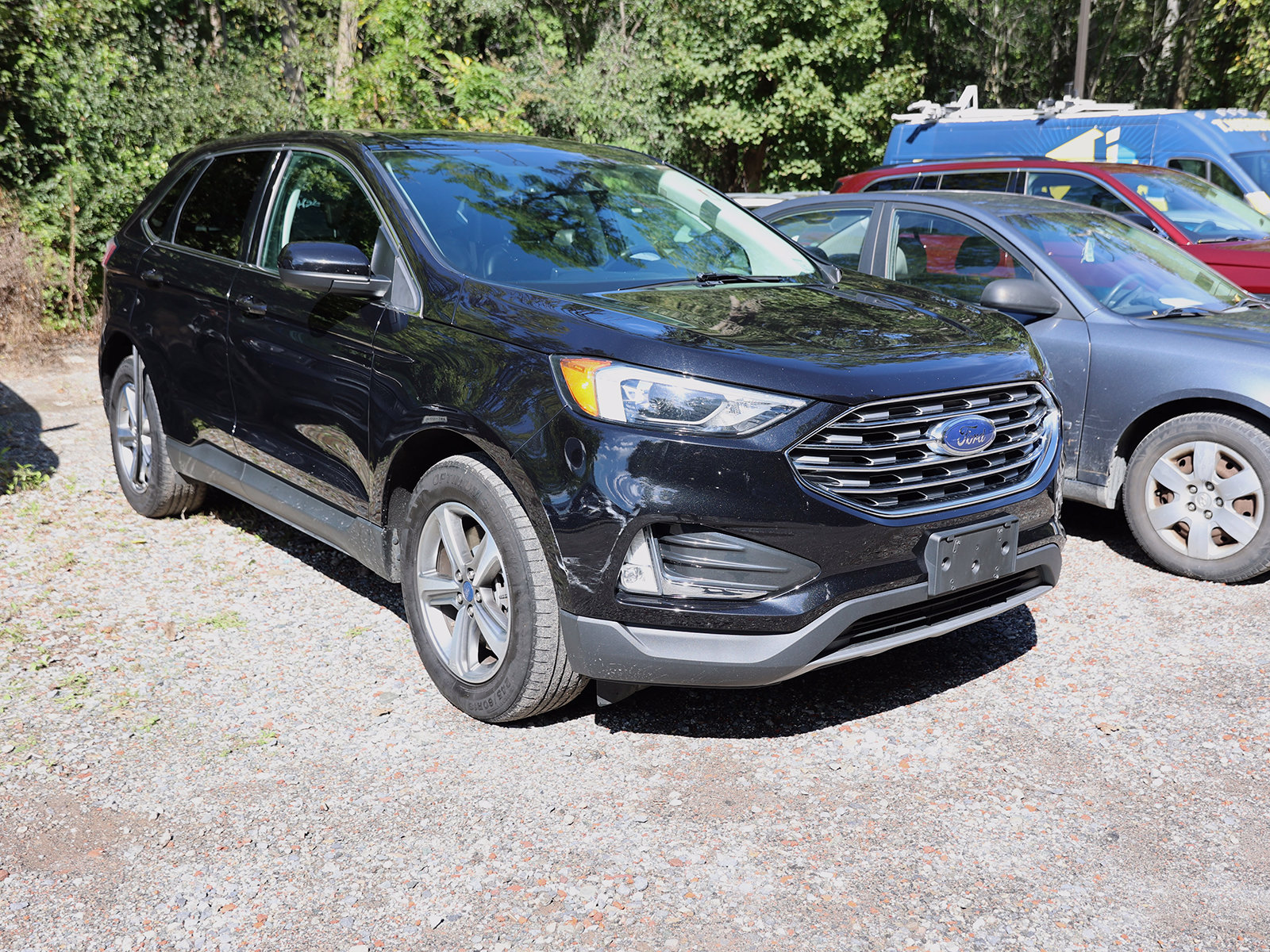 Photo view of 2022 Ford Edge in Black