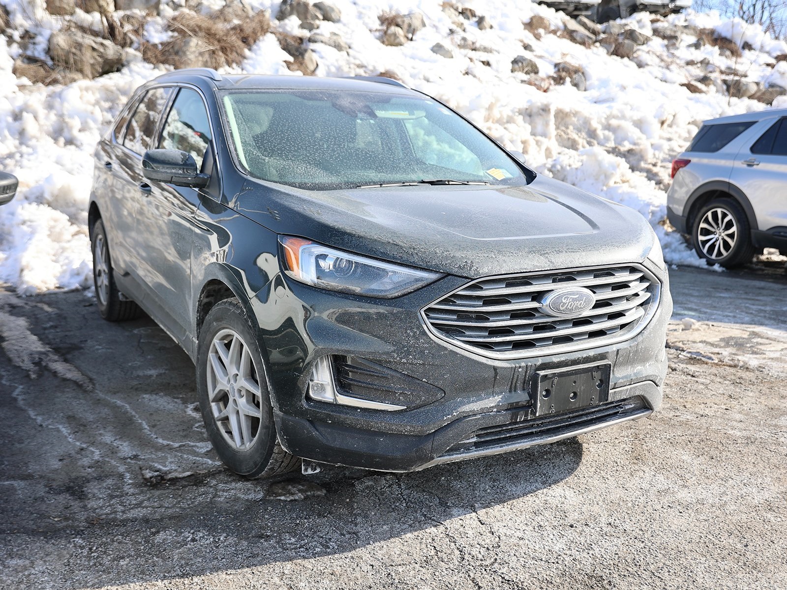 Photo view of 2022 Ford Edge in Green