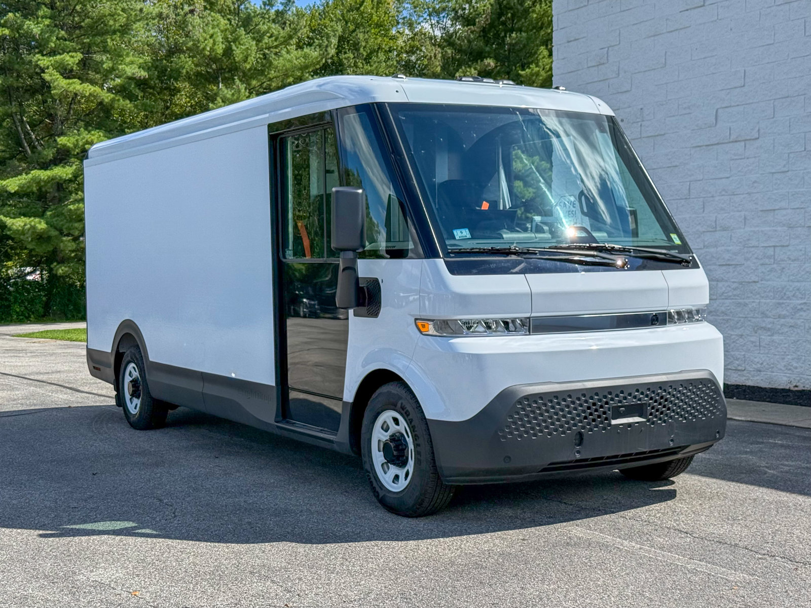 Photo view of 2024 BrightDrop Zevo 600 in White