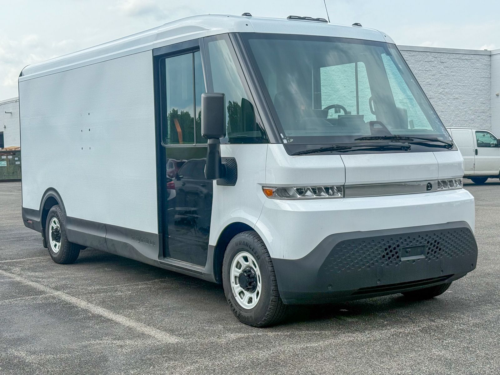 Photo view of 2024 BrightDrop Zevo 600 in White