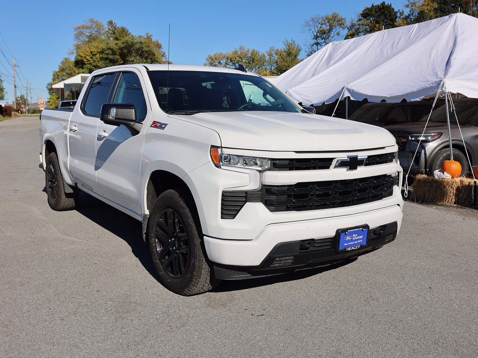 Photo view of 2023 Chevrolet Silverado 1500 in White