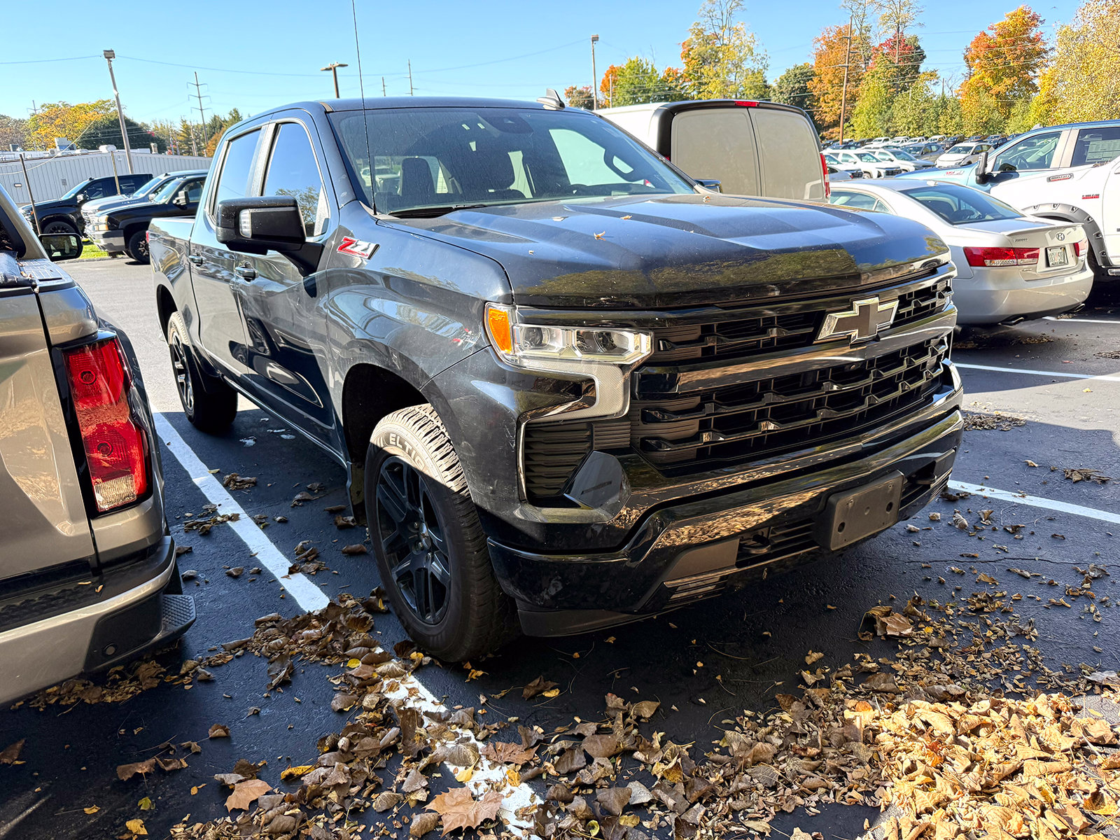 Photo view of 2023 Chevrolet Silverado 1500 in Black