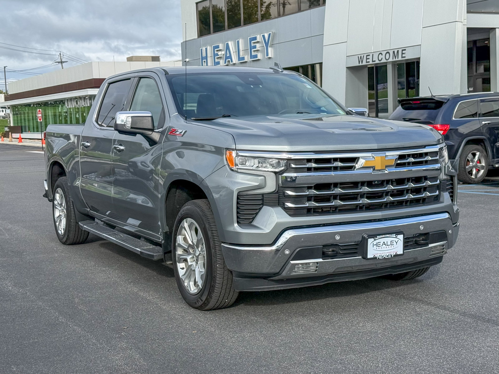Photo view of 2023 Chevrolet Silverado 1500 in Gray
