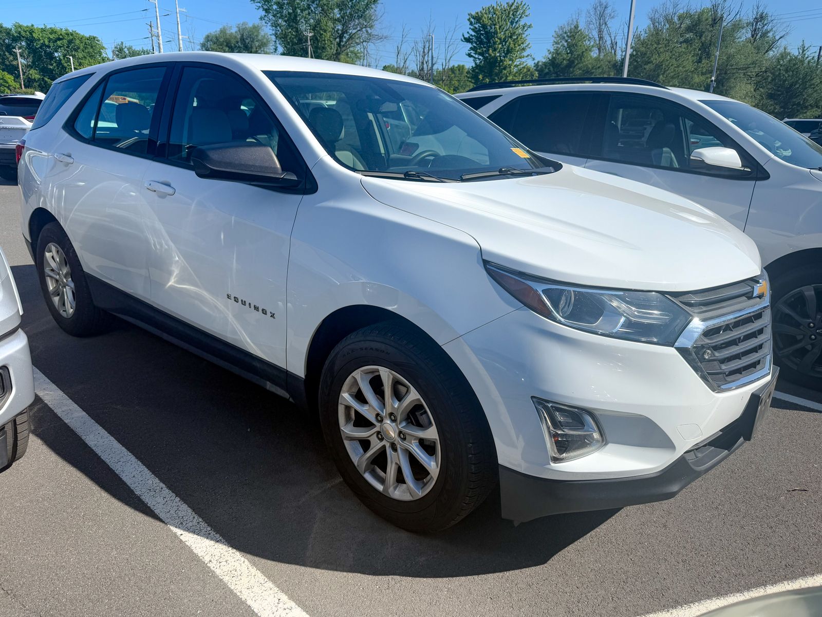 Photo view of 2019 Chevrolet Equinox in White