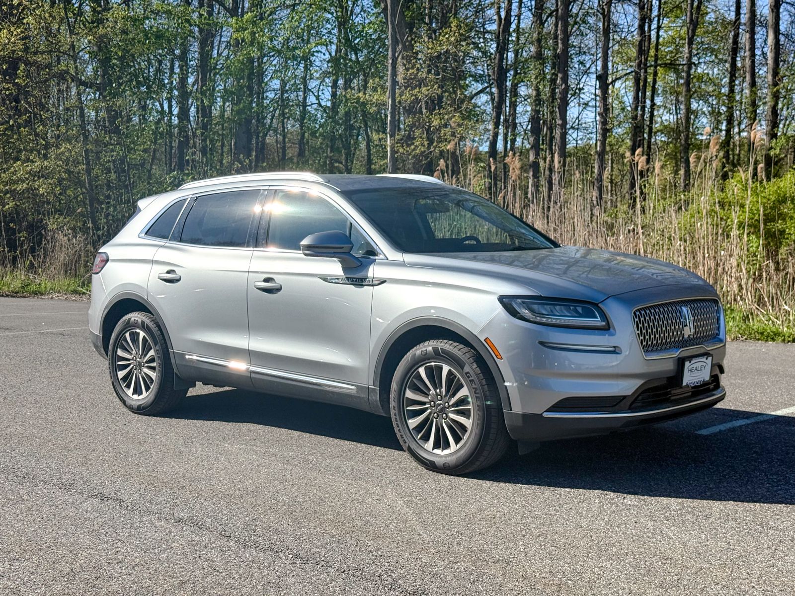 Photo view of 2023 Lincoln Nautilus in Silver